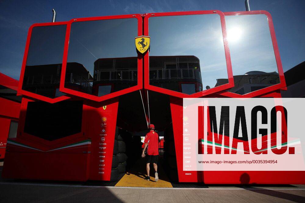 Kimi Raikkoenen (Scuderia Ferrari) betritt das Ferrari Gebaeude in Silverstone AUT, FIA, Formel 1, Grosser Preis von Grossbritannien Silverstone