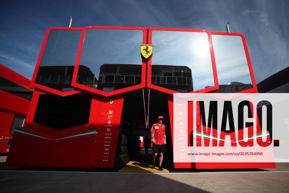 Kimi Raikkoenen (Scuderia Ferrari) verlaesst das Ferrarigebaeude AUT, FIA, Formel 1, Grosser Preis von Grossbritannien Silverstone
