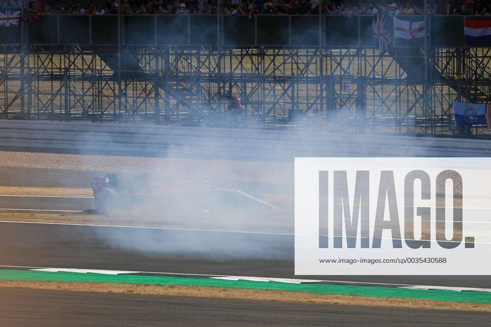8th July 2018, Silverstone Circuit, Silverstone, England; British Formula One Grand Prix, Race Day; Sahara Force India, Sergio Perez locks up into Turn 1 and demolishes one of the trackside signs ActionPlus12045475 Octane