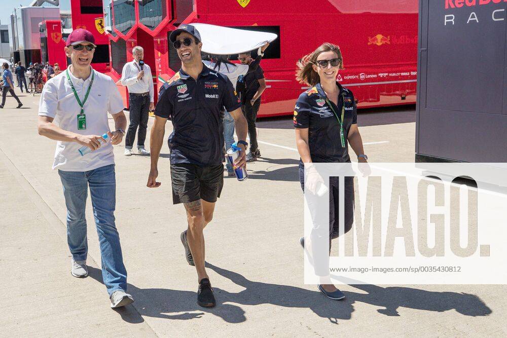 Daniel Ricciardo (Red Bull Racing), Bildmitte GBR, FIA, Formel 1, Grosser Preis von Grossbritannien, Rennen Silverstone