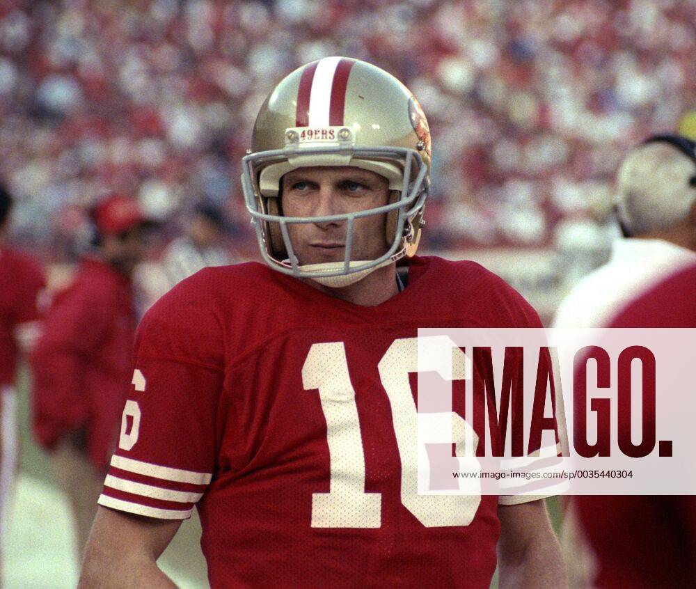 San Francisco, California, U.S - San Francisco 49ers vs New Orleans Saints at Candlestick Park Sunday, December 11, 1988. 49ers beat Saints 30-17. San Francisco 49ers quarterback Joe Montana. NFL American Football Herren USA 1988: 49ers 30:17 Saints - ZUMAg52_ 19881211_zap_g52_005