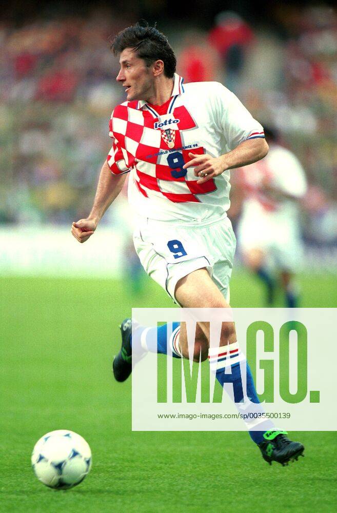 Fußball Fussball Weltmeisterschaft France 98 Lens Felix Bollaert 14.06.1998 Nationalmannschaft Kroatien Davor Suker Ganzkörper Ganzkoerper Ball führend fuehrend Einzelaktion