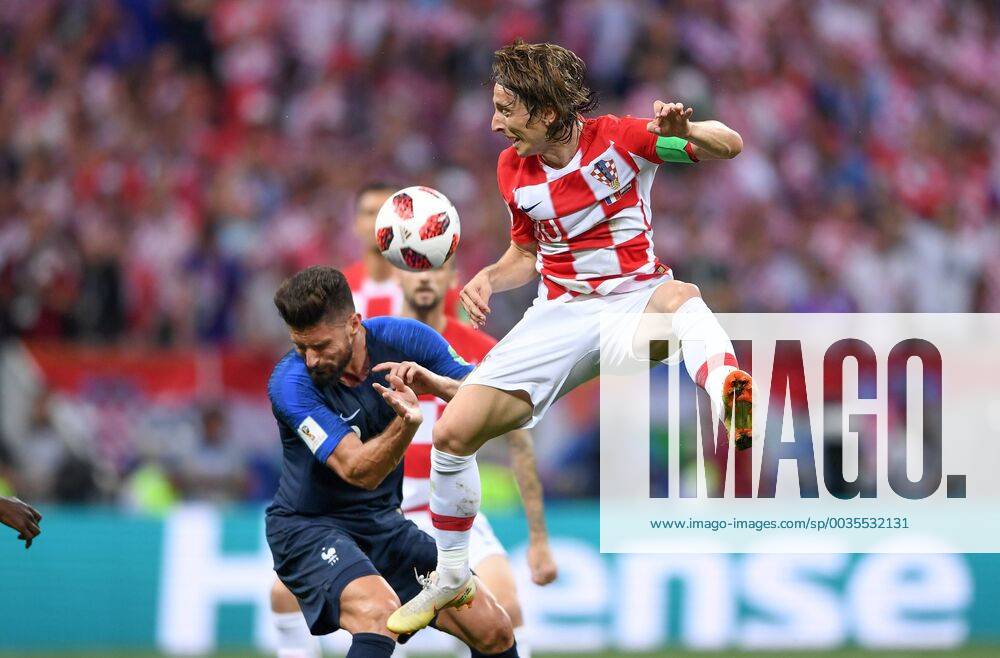 Fußball, WM Finale 2018 in Moskau, Frankreich - Kroatien FUSSBALL WM 2018 FINALE ------- Frankreich - Kroatien 15.07.2018 Luka Modric (re, Kroatien) gegen Olivier Giroud (li, Frankreich)