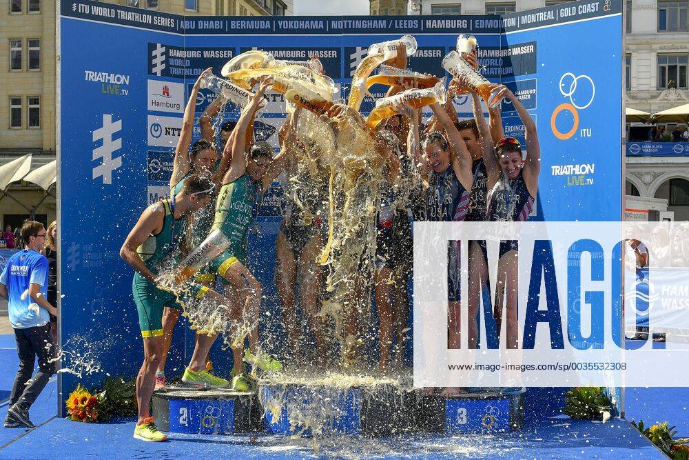 KW28 ITU World Triathlon Hamburg Team WM; Hamburg, 15.07.2018 Die obligatorische Bierdusche nach der Siegerehrung, ITU World Triathlon Hamburg Team WM, 15.07.2018, (Hamburg).