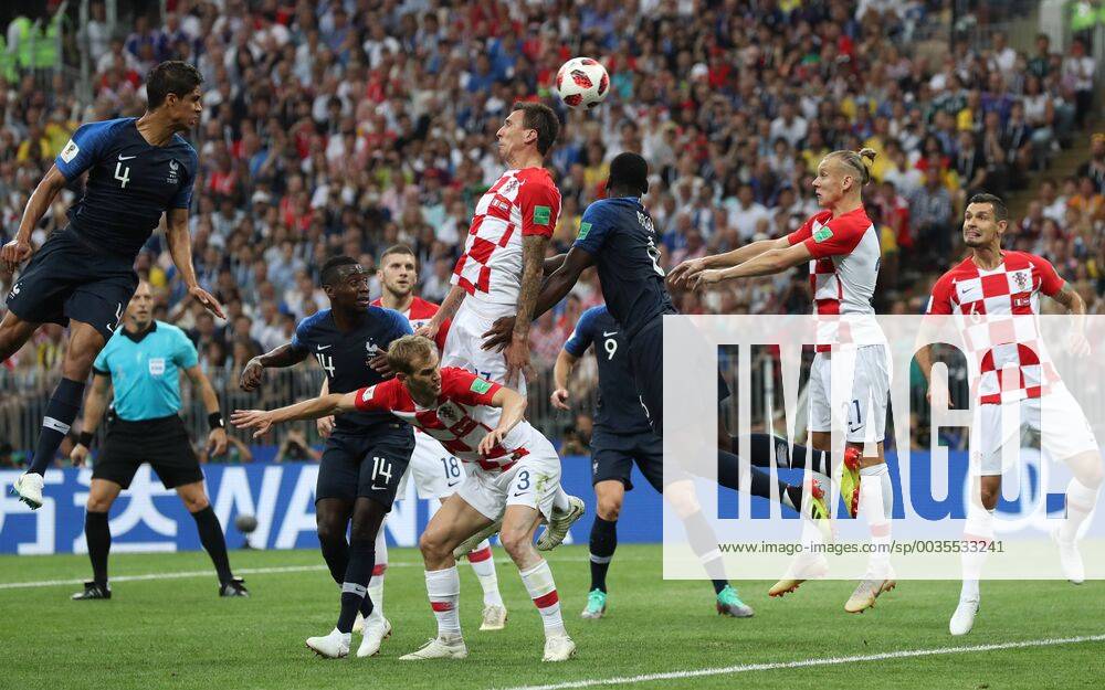 Fußball, WM Finale 2018 in Moskau, Frankreich - Kroatien (180715) -- MOSCOW, July 15, 2018 -- Mario Mandzukic (2nd L, top) of Croatia scores an own goal during the 2018 FIFA World Cup WM Weltmeisterschaft Fussball final match between France and Croatia in Moscow, Russia, July 15, 2018. ) (SP)RUSSIA-MOSCOW-2018 WORLD CUP-FINAL-FRANCE VS CROATIA CaoxCan