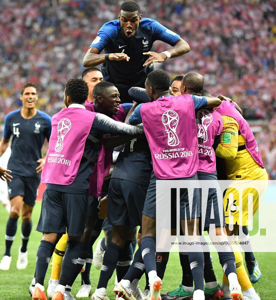 Fußball, WM Finale 2018 in Moskau, Frankreich - Kroatien (180715) -- MOSCOW, July 15, 2018 -- Players of France celebrate Kylian Mbappe s goal during the 2018 FIFA World Cup WM Weltmeisterschaft Fussball final match between France and Croatia in Moscow, Russia, July 15, 2018. ) (SP)RUSSIA-MOSCOW-2018 WORLD CUP-FINAL-FRANCE VS CROATIA LixGa