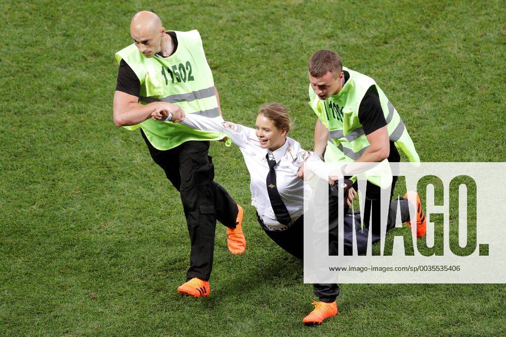KW28 , A pitch invader during the FIFA World Cup WM Weltmeisterschaft Fussball 2018 final soccer match between France and Croatia, at Luzhniki Stadium in Moscu, Russia, 15 July 2018. FRANCE VS. CROATIA !ACHTUNG: NUR REDAKTIONELLE NUTZUNG!