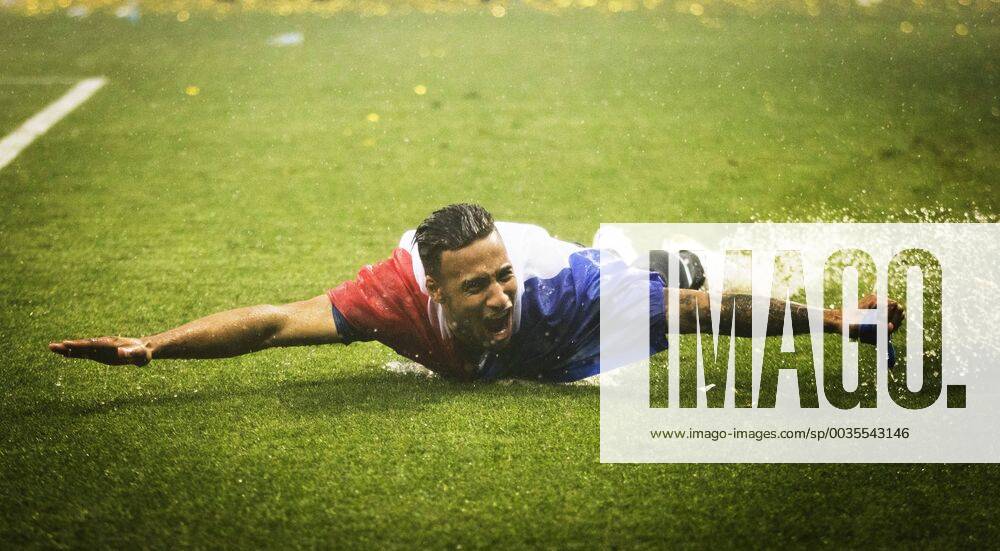 Fußball, WM Finale 2018 in Moskau, Frankreich - Kroatien Moskau , 15.07.2018 Schlussjubel: Corentin Tolisso (FRA) schlittert über den nassen Rasen Frankreich - Kroatien