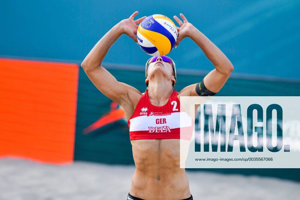 KW29 European Championships Beach volleyball Beachvolleyball 2018, 17.07.2018 European Championships Beach Volleyball 2018, Julia Sude (1, blond, Kappe), Chantal Laboureur (2, GER, rot) vs. ESP Liliana Fernandez Steiner (1) Elsa Baquerizo McMillan (2) FOTO: TOM BLOCH