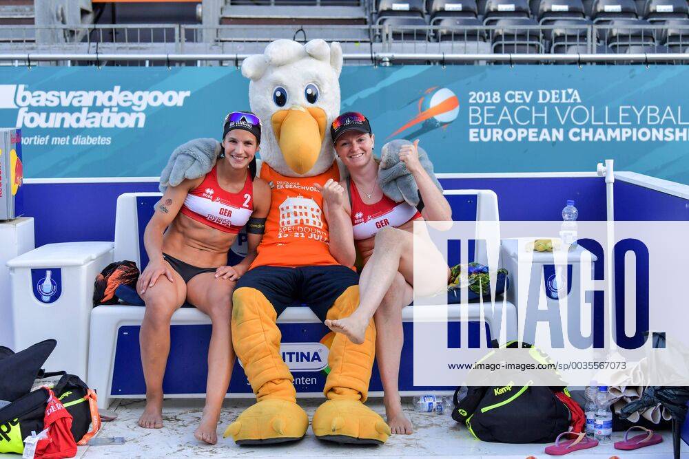 KW29 European Championships Beach volleyball Beachvolleyball 2018, 17.07.2018 European Championships Beach Volleyball 2018, Julia Sude (1, blond, Kappe), Chantal Laboureur (2, GER, rot) vs. ESP Liliana Fernandez Steiner (1) Elsa Baquerizo McMillan (2), mit Maskottchen Spikey FOTO: TOM BLOCH