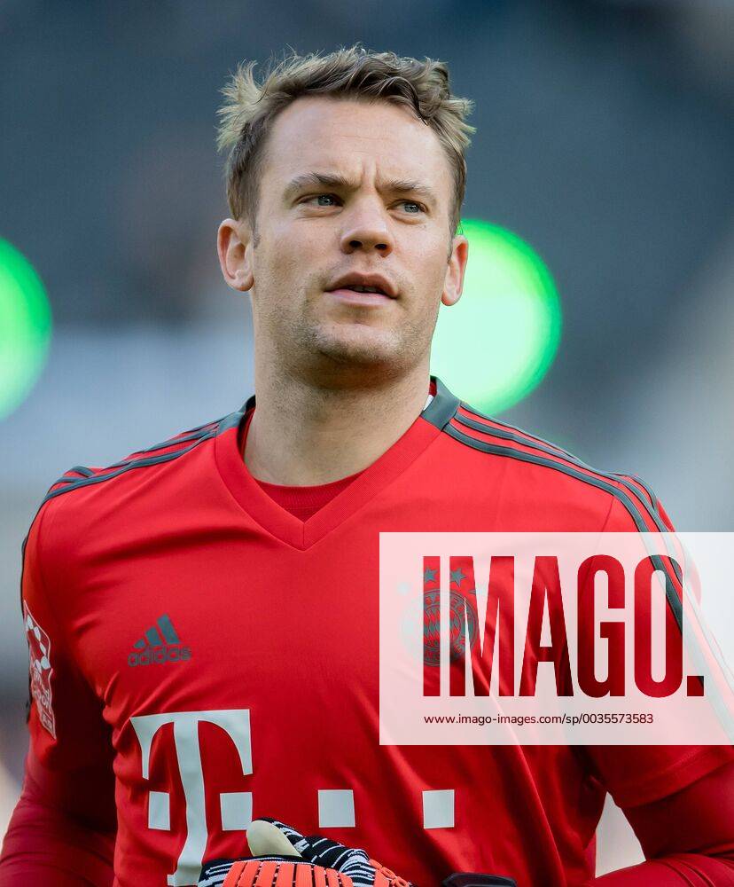 Berlin, Olympiastadion: Fussball DFB-Pokalfinale: FC Bayern Muenchen - Eintracht Frankfurt: Muenchens Torwart Manuel Neuer nachdenklich.