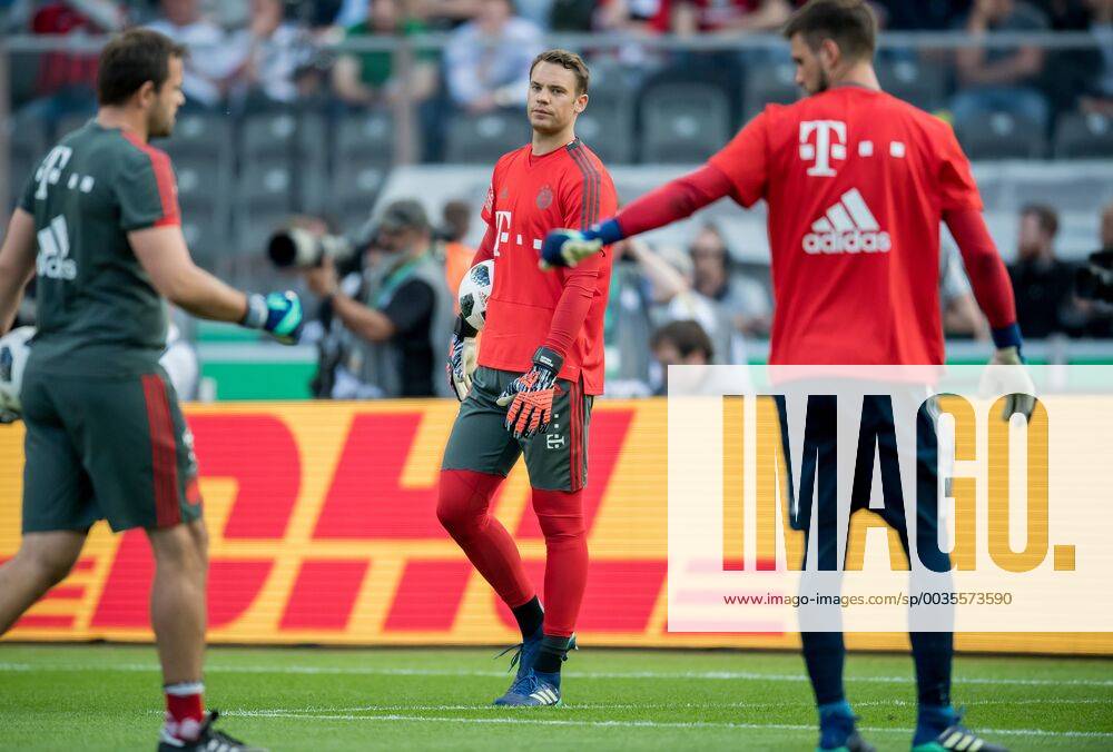 Berlin, Olympiastadion: Fussball DFB-Pokalfinale: FC Bayern Muenchen - Eintracht Frankfurt: Muenchens Torwart Manuel Neuer schaut zu Torwart Sven Ulreich und Torwarttrainer Toni Tapalovic.
