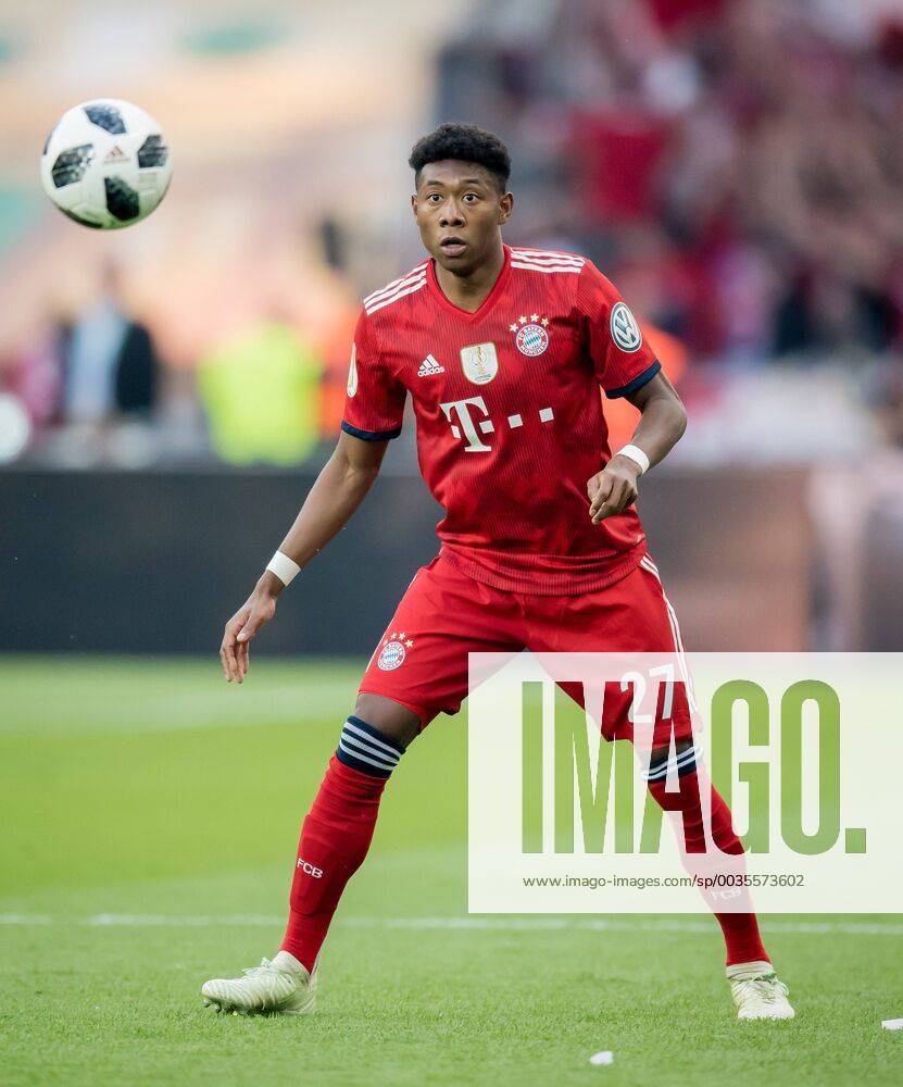 Berlin, Olympiastadion: Fussball DFB-Pokalfinale: FC Bayern Muenchen - Eintracht Frankfurt: Muenchens David Alaba am Ball.