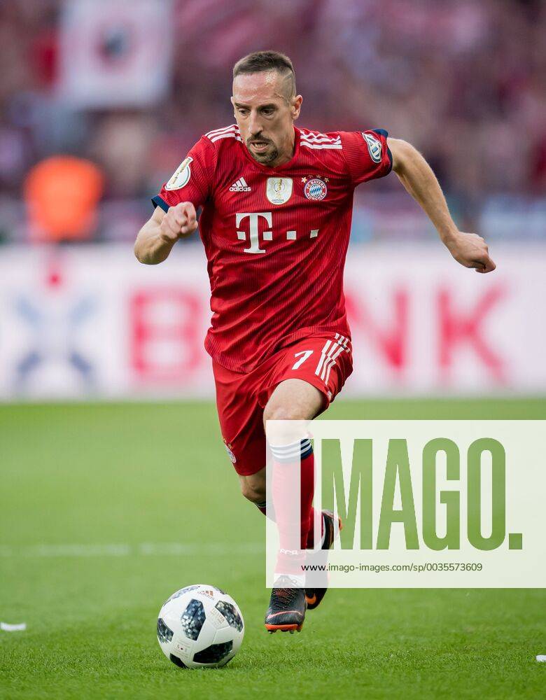 Berlin, Olympiastadion: Fussball DFB-Pokalfinale: FC Bayern Muenchen - Eintracht Frankfurt: Muenchens Franck Ribery am Ball.