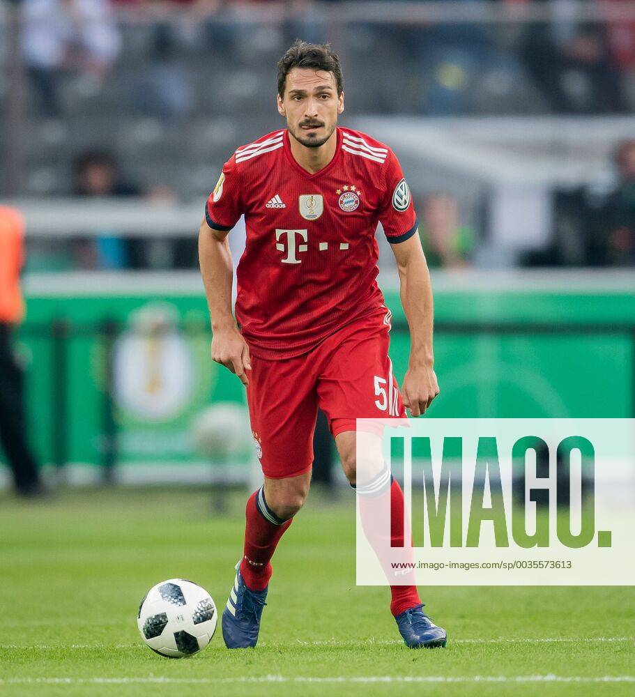 Berlin, Olympiastadion: Fussball DFB-Pokalfinale: FC Bayern Muenchen - Eintracht Frankfurt: Muenchens Mats Hummels am Ball.