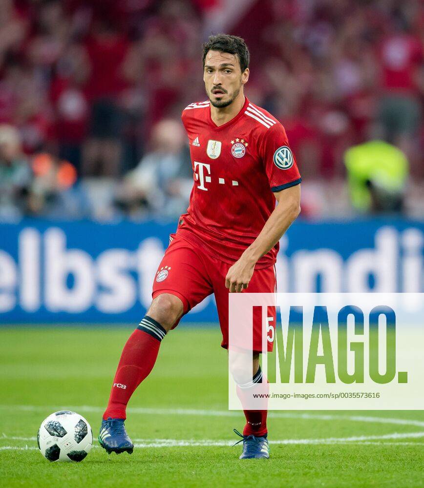 Berlin, Olympiastadion: Fussball DFB-Pokalfinale: FC Bayern Muenchen - Eintracht Frankfurt: Muenchens Mats Hummels am Ball.