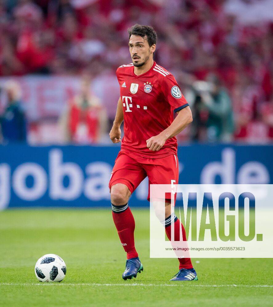 Berlin, Olympiastadion: Fussball DFB-Pokalfinale: FC Bayern Muenchen - Eintracht Frankfurt: Muenchens Mats Hummels am Ball.
