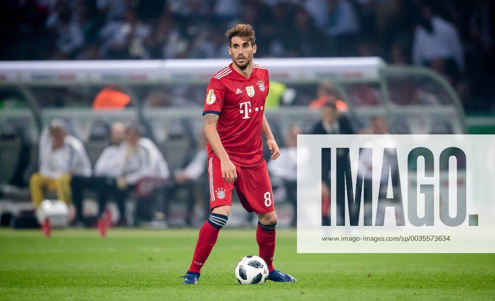 Berlin, Olympiastadion: Fussball DFB-Pokalfinale: FC Bayern Muenchen - Eintracht Frankfurt: Muenchens Javi Martinez am Ball.