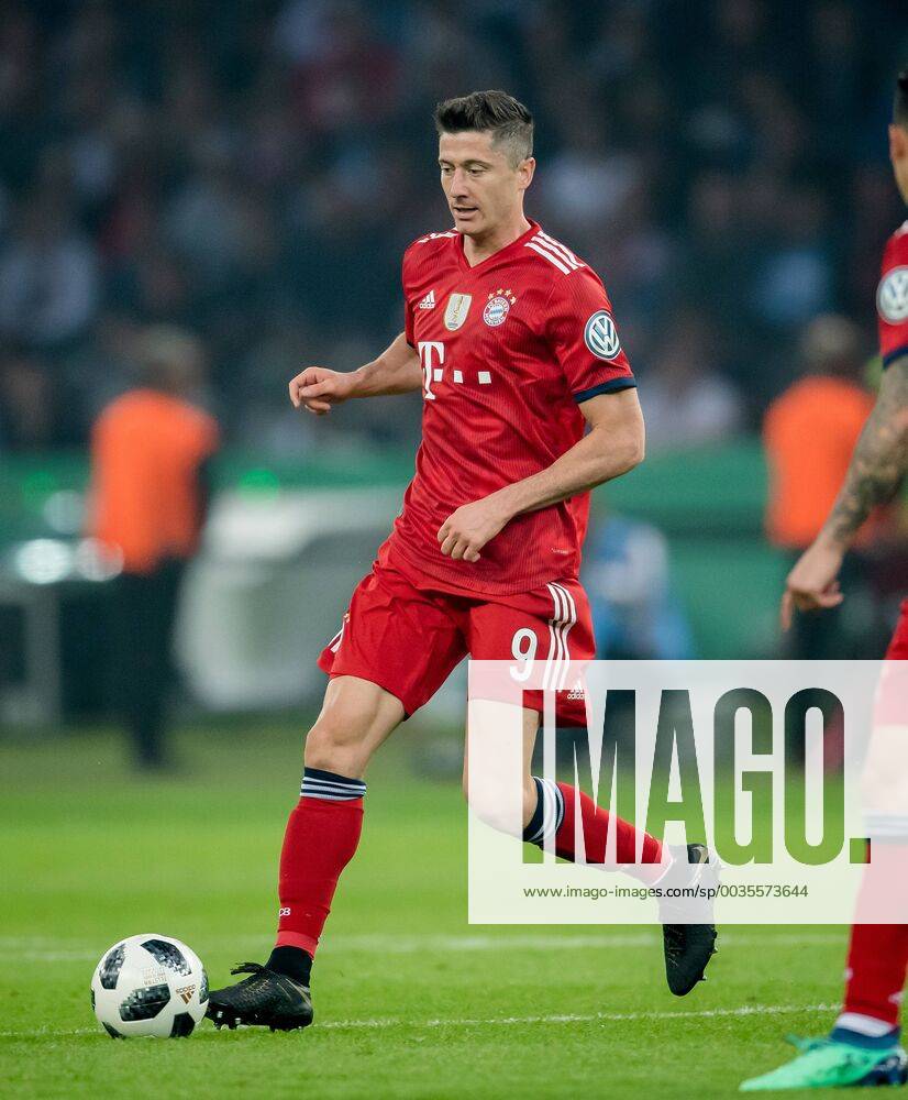 Berlin, Olympiastadion: Fussball DFB-Pokalfinale: FC Bayern Muenchen - Eintracht Frankfurt: Muenchens Robert Lewandowski am Ball.