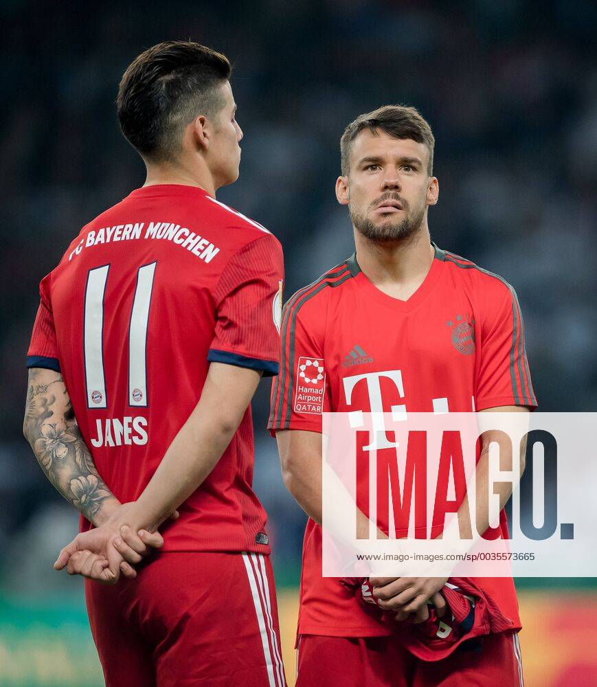 Berlin, Olympiastadion: Fussball DFB-Pokalfinale: FC Bayern Muenchen - Eintracht Frankfurt: Muenchens James Rodriguez und Juan Bernat nach dem Spiel.