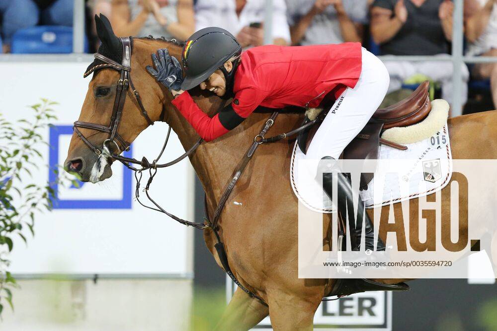 KW29 Deutschland gewinnt den Nationenpreis mit Laura Klaphake (GER) mit Ihrem Pferd Catch me if you can, Siegerlachen, Mercedes-Benz Nationenpreis, Mannschaftsspringprüfung, Nationenpreis, Mercedes-Benz NationsCup, Nationenpreis, Challenge Trophy of the Federal Republic of Germany, Weltfest des Pferdesports, World Equestrian Festival, CHIO Aachen 2018, 13-22.07.2018, Aachener Soers, 19.07.2018 -