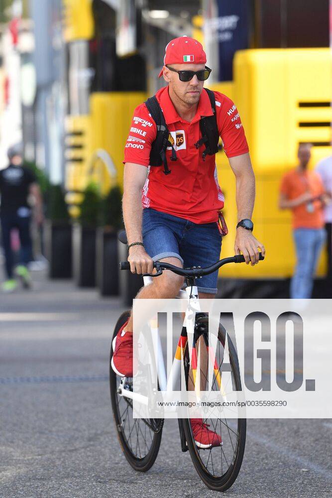 Sebastian VETTEL,GER (Scuderia Ferrari), kommt mit dem Rennrad zur Rennstrecke, faehrt durchs Paddock. Training, Formel 1:GP von DeutschlandDeutschland,Hockenheimring,Saison 2018,am 20.07.2018.