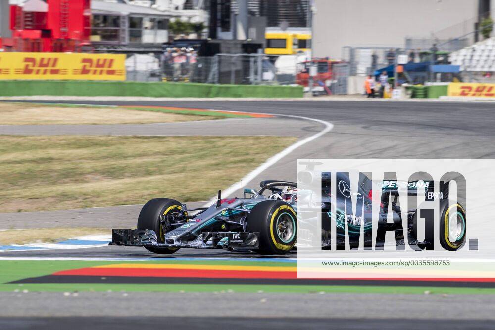 Motorsport: Formel 1, Saison 2018 2019, Training am Freitag, 20.07.2018 am Hockenheimring in Hockenheim (Deutschland). Lewis Hamilton (Mercedes AMG Petronas) biegt auf die Start-Ziel-Gerade ein.