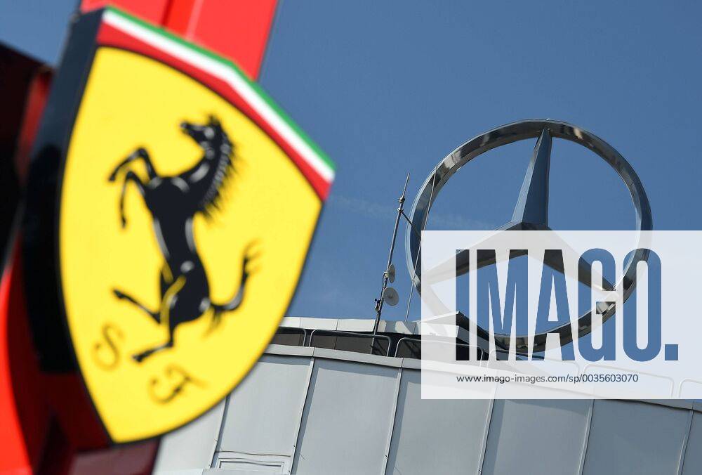 Formel 1 Grand Prix von Deutschland, Grand Prix von Deutschland 1.Freies Training 2018, v.l. Mercedes Logo Emblem Ferrari Logo Emblem Hockenheim