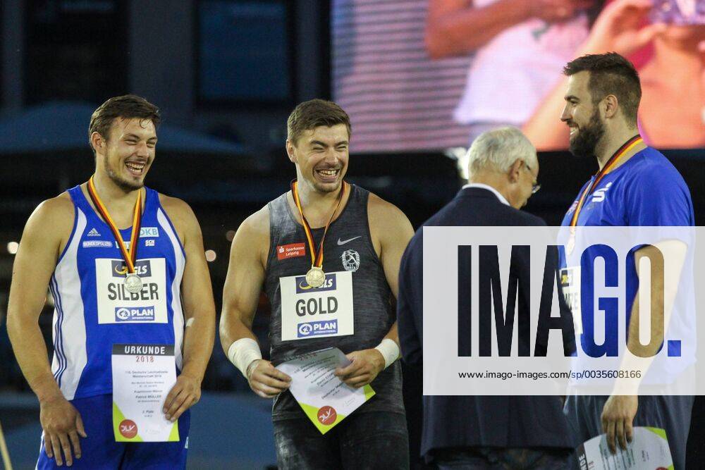 KW29 Deutsche Leichtathletik-Meisterschaften; Nuernberg, 20.07.2018 Leichtathletik, Deutsche Meisterschaft 2018, Kugelstossen shot put am 20.07.2018 auf dem Hauptmarkt Nuernberg. Im Bild: Siegerehrung. Patrick MUELLER (SC Neubrandenburg), David STORL (SC DHfK Leipzig), Tobias DAHM (VfL Sindelfingen) v.l.