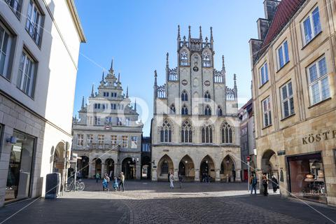DEU, Deutschland, Nordrhein-Westfalen, Mnster, 01.11.2022: In der Stadt laufen Vorbereitungen auf das am 4. und 5. November 2022 stattfindende Treffen der G7-Auenminister. Tagungsort der Auenminister wird der Friedenssaal im Historischen Rathaus (re.) sein. Links das Stadtweinhaus Auenaufnahme, Bauwerke, Deutschland, Europa, Europe, Germany, Mnster, NRW, Nordhrhein-Westfalen, Northrhine-Westphalia, Reiseziel, Sehenswrdigkeit, Stadtansicht, Tourismus, architektionisch, historisch, stdtisches Motiv