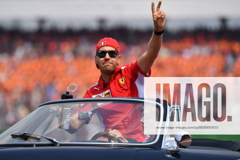 Sebastian VETTEL,GER (Scuderia Ferrari),winkt,winkend,winken, Fahrerparade,sitzt in einem Cabrio. Formel 1:GP von Deutschland,,Rennen, Hockenheimring,Saison 2018,am 22.07.2018.