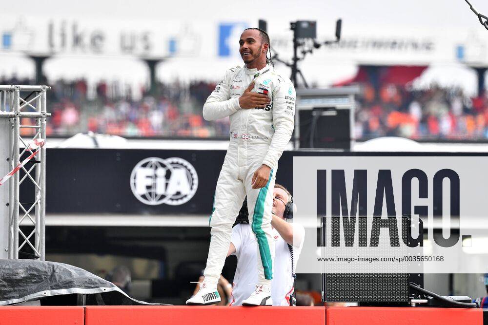 Lewis HAMILTON (GBR,Mercedes AMG Petronas Motorsport), Sieger,winner, steht auf der Boxenmauer, Jubel,Freude,Begeisterung,, Aktion,Einzelaktion,Einzelbild, Freisteller,Ganzkoerperaufnahme, ganze Figur. Formel 1:GP von Deutschland,Rennen, Hockenheimring,Saison 2018,am 22.07.2018.