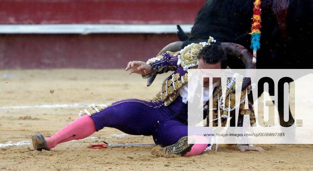 KW30 Spanish bullfighter Rafaelillo gets gored by his second bull during the second bullfight of the July Fair, in Valencia, Spain, 27 July 2018. July Fair in Valencia !ACHTUNG: NUR REDAKTIONELLE NUTZUNG!