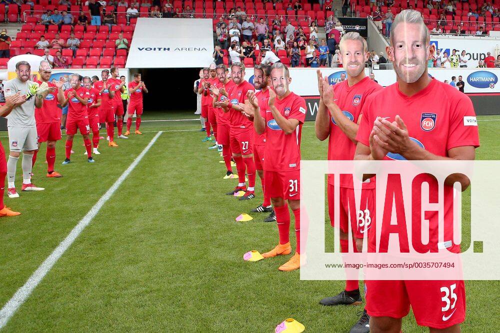 KW30 Die Heidenheimer Spieler Bilden ein Spalier fuer Marc Schnatterer (1.FC Heidenheim 7) der sein 10 Jaehriges Jubilaeum feiert,, Fussballtestspiel, 1.FC Heidenheim vs. Hellas Verona, 2.Bundesliga, Fussball, 28.07.2018, Fussballtestspiel, 1.FC Heidenheim vs. Hellas Verona, 2.Bundesliga, Fussball, 28.07.2018 Heidenheim