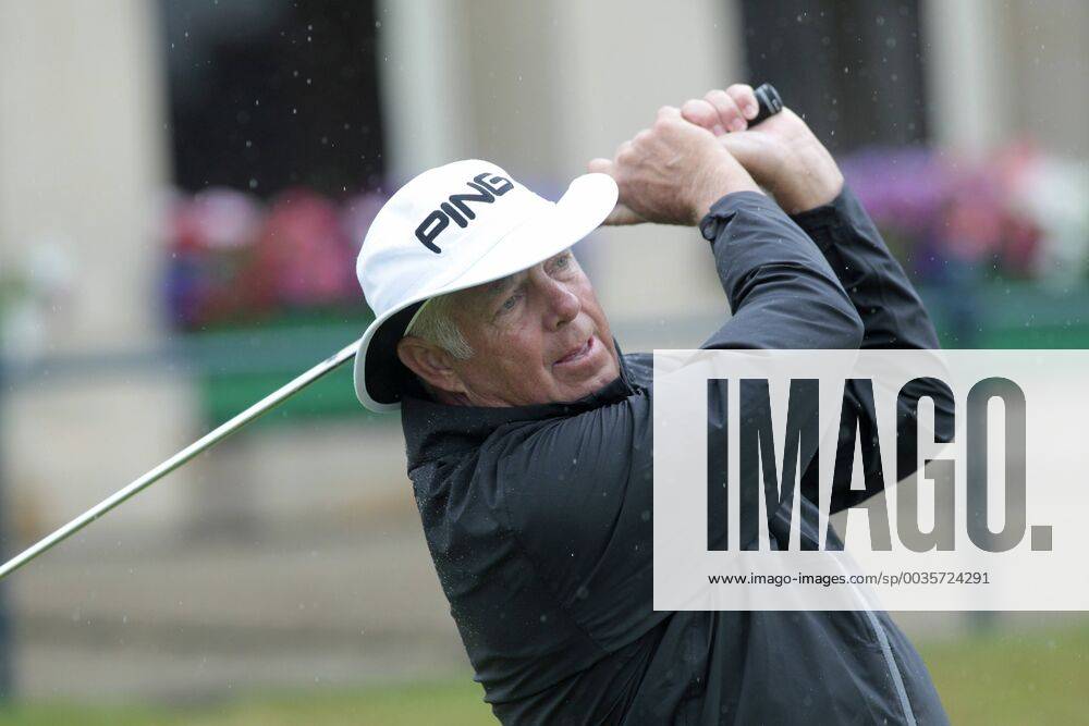 29th July 2018, Old Course at St Andrews, St Andrews, Scotland; The 2018 Senior Open Golf Championships, 4th round; Kirk Triplett (USA) plays his tee shot on the opening hole ActionPlus12051541 AlanxMartin