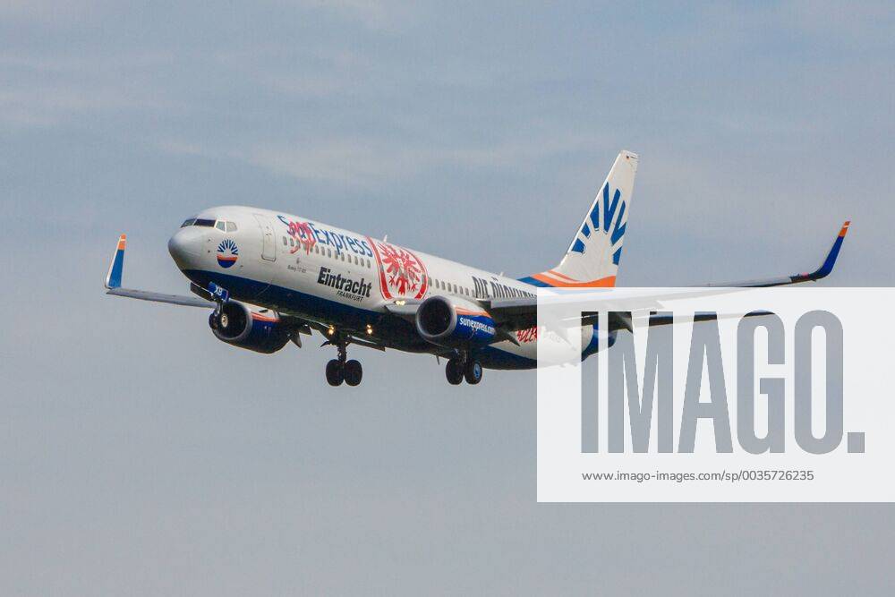 DEU, Deutschland, Hessen, Frankfurt am Main, 29.07.2018: Flughafen Frankfurt am Main Frankfurt Airport Registration: D-ASXB SunExpress Germany Boeing 737-8Z9, painted in Eintracht Frankfurt special colours SGE Express: Eintracht Frankfurt hebt gemeinsam mit SunExpress ab - Seit Ende der Saison 2016 17 sind SunExpress und Eintracht Frankfurt Partner. Für den Sonderflug zum DFB Pokalfinale startete SunExpress mit einer Sonderbeklebung auf der B737. Der SGE-Express Jet wird weiter mit der Eintracht Frankfurt Beklebung eingesetzt.