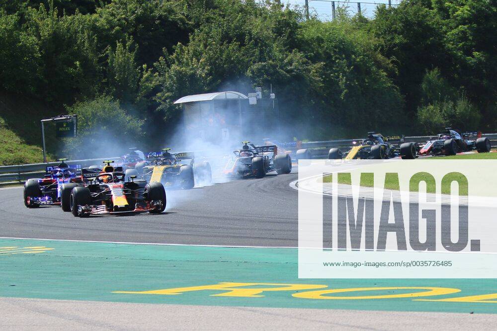 29th July 2018, Hungaroring, Mogyorod, Hungary; Hungarian Formula One Grand Prix, race day; Aston Martin Red Bull Racing TAG Heuer, Max Verstappen with Renault F1 Team, Carlos Sainz locking up behind ActionPlus12051617 Octane