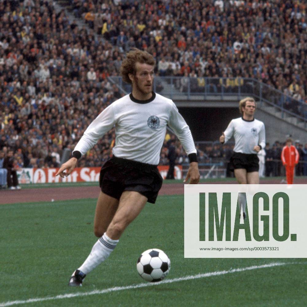 Rainer Bonhof (BR Deutschland) am Ball Fußball EM Herren DEUTSCHSPRACHIGE SPORTZEITSCHRIFTEN UND -ZEITUNGEN NUR NACH RÜCKSPRACHE 1976 Einzelbild München Dynamik, Fußball EM Herren DEUTSCHSPRACHIGE SPORTZEITSCHRIFTEN UND -ZEITUNGEN NUR NACH RÜCKSPRACHE 1976 Einzelbild München Dynamik,