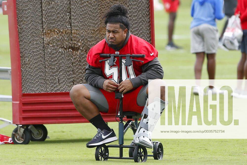 KW31 TAMPA, FL - JULY 31: Injured draft pick Vita Vea (50) sits along the sidelines wearing a walking boot during the Tampa Bay Buccaneers Training Camp on July 31, 2018 at One Buccaneer Place in Tampa, Florida. (Photo by Cliff Welch Icon Sportswire) NFL American Football Herren USA JUL 31 Buccaneers Training Camp Icon357180731032