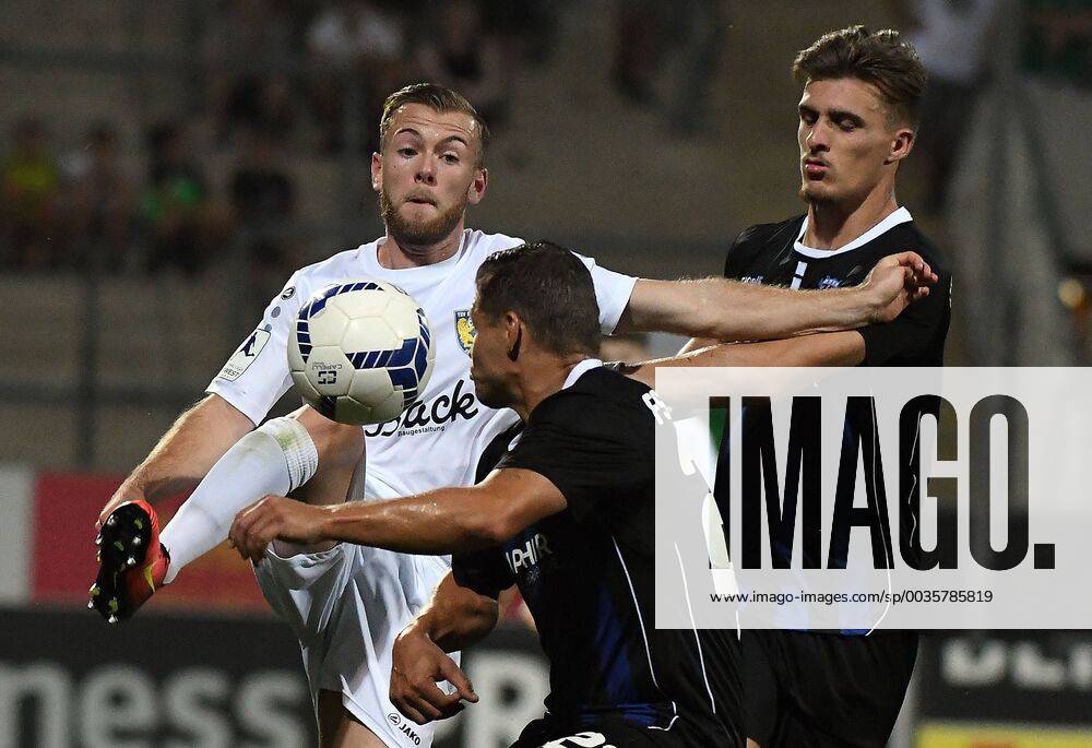 Fussball Regionalliga Südwest, FSV Frankfurt - Eintracht Stadtallendorf v.l. Yannick Wolf (Eintracht Stadtallendorf), Patrick Huckle (FSV Frankfurt) Frankfurt Hessen Deutschland (DE)