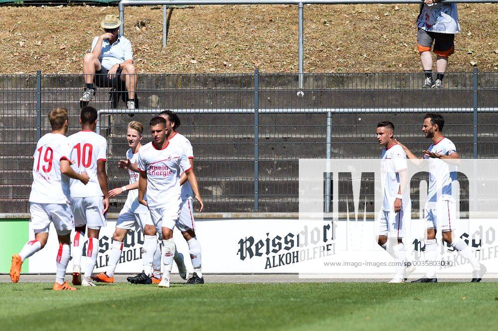 Die Kölner Spieler bejubeln das Tor zum 1:1 durch Marvin Rittmüller (FC Köln II, 18) 2. v.r., jubeln über ein Tor, Jubel, Torjubel, Torerfolg, celebrate the goal, goal, celebration, Jubel ueber das Tor, optimistisch, Action, Aktion, Fussball, Regionalliga West, 1. FC Köln II - Bonner SC,