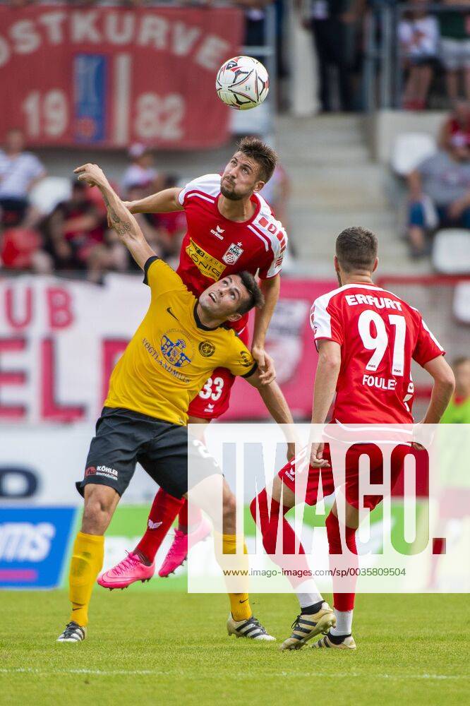 FUSSBALL REGIONALLIGA NORDOST -SAISON 2017 2018 - SPIELTAG 2 - ERFURT-AUERBACH 04 08 2018 - Erfurt: Petar Lela 33 (FC Rot-Weiß Erfurt) gegen Thomas Stock 28 (VfB Auerbach) im Fussball-Regionalliga Nordost Spiel des FC Rot-Weiß Erfurt gegen den VfB Auerbach am 4. August 2018 im Steigerwaldstadion Erfurt. Gemäß den Vorgaben der DFL Deutsche Fußball Liga ist es untersagt, in dem Stadion und oder vom Spiel angefertigte Fotoaufnahmen in Form von Sequenzbildern und oder videoähnlichen Fotostrecken zu verwerten bzw. verwerten zu lassen. DFL regulations prohibit any use of photographs as image sequences and or quasi-video. _________________