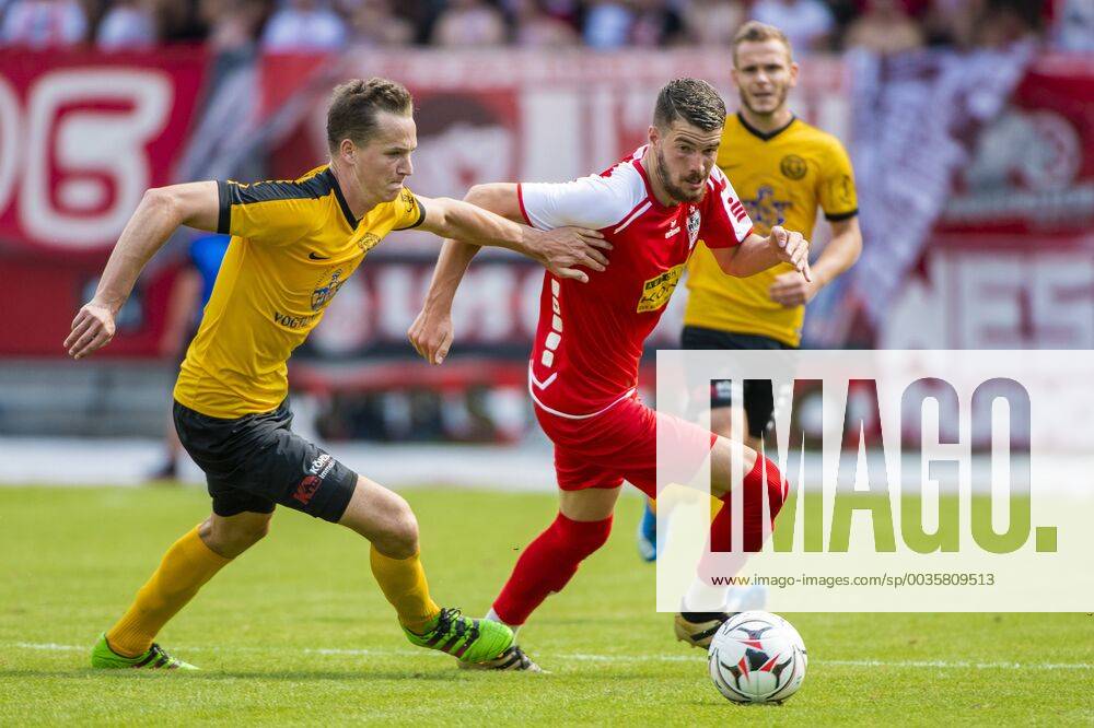 FUSSBALL REGIONALLIGA NORDOST -SAISON 2017 2018 - SPIELTAG 2 - ERFURT-AUERBACH 04 08 2018 - Erfurt: Quentin Fouley 37 (FC Rot-Weiß Erfurt) gegen Vaclav Heger 6 (VfB Auerbach) im Fussball-Regionalliga Nordost Spiel des FC Rot-Weiß Erfurt gegen den VfB Auerbach am 4. August 2018 im Steigerwaldstadion Erfurt. Gemäß den Vorgaben der DFL Deutsche Fußball Liga ist es untersagt, in dem Stadion und oder vom Spiel angefertigte Fotoaufnahmen in Form von Sequenzbildern und oder videoähnlichen Fotostrecken zu verwerten bzw. verwerten zu lassen. DFL regulations prohibit any use of photographs as image sequences and or quasi-video. _________________