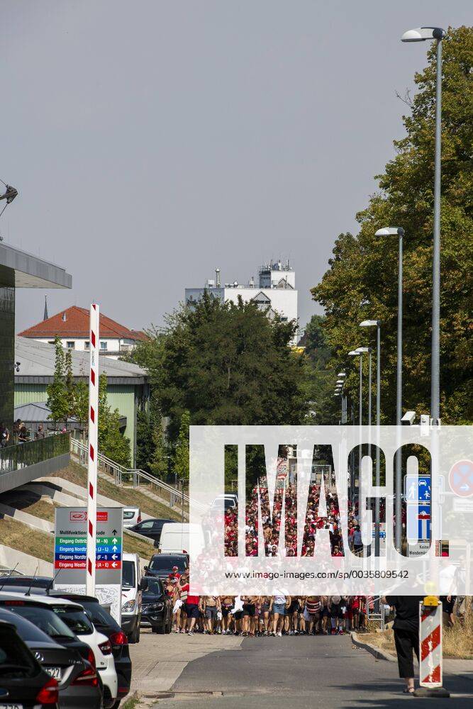 FUSSBALL REGIONALLIGA NORDOST -SAISON 2017 2018 - SPIELTAG 2 - ERFURT-AUERBACH 04 08 2018 - Erfurt: Der Fanmarsch der FC Rot-Weiß Erfurt Fans vor dem Fussball-Regionalliga Nordost Spiel des FC Rot-Weiß Erfurt gegen den VfB Auerbach am 4. August 2018 im Steigerwaldstadion Erfurt. Gemäß den Vorgaben der DFL Deutsche Fußball Liga ist es untersagt, in dem Stadion und oder vom Spiel angefertigte Fotoaufnahmen in Form von Sequenzbildern und oder videoähnlichen Fotostrecken zu verwerten bzw. verwerten zu lassen. DFL regulations prohibit any use of photographs as image sequences and or quasi-video. _________________