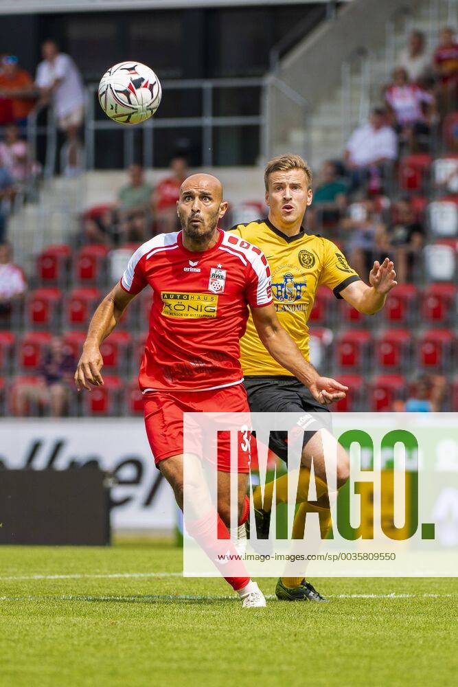 FUSSBALL REGIONALLIGA NORDOST -SAISON 2017 2018 - SPIELTAG 2 - ERFURT-AUERBACH 04 08 2018 - Erfurt: Velimir Jovanovic 36 (FC Rot-Weiß Erfurt) gegen Felix Lietz 4 (VfB Auerbach) im Fussball-Regionalliga Nordost Spiel des FC Rot-Weiß Erfurt gegen den VfB Auerbach am 4. August 2018 im Steigerwaldstadion Erfurt. Gemäß den Vorgaben der DFL Deutsche Fußball Liga ist es untersagt, in dem Stadion und oder vom Spiel angefertigte Fotoaufnahmen in Form von Sequenzbildern und oder videoähnlichen Fotostrecken zu verwerten bzw. verwerten zu lassen. DFL regulations prohibit any use of photographs as image sequences and or quasi-video. _________________