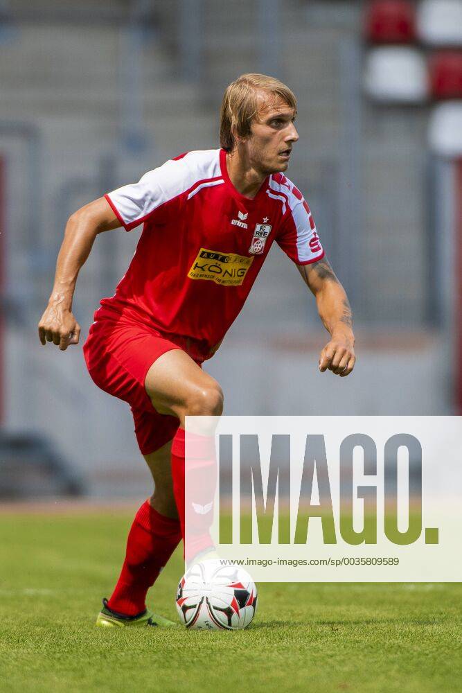 FUSSBALL REGIONALLIGA NORDOST -SAISON 2017 2018 - SPIELTAG 2 - ERFURT-AUERBACH 04 08 2018 - Erfurt: Lukas Novy 17 (FC Rot-Weiß Erfurt) im Fussball-Regionalliga Nordost Spiel des FC Rot-Weiß Erfurt gegen den VfB Auerbach am 4. August 2018 im Steigerwaldstadion Erfurt. Gemäß den Vorgaben der DFL Deutsche Fußball Liga ist es untersagt, in dem Stadion und oder vom Spiel angefertigte Fotoaufnahmen in Form von Sequenzbildern und oder videoähnlichen Fotostrecken zu verwerten bzw. verwerten zu lassen. DFL regulations prohibit any use of photographs as image sequences and or quasi-video. _________________