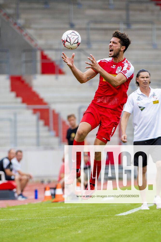 FUSSBALL REGIONALLIGA NORDOST -SAISON 2017 2018 - SPIELTAG 2 - ERFURT-AUERBACH 04 08 2018 - Erfurt: Andis Shala 9 (FC Rot-Weiß Erfurt) im Fussball-Regionalliga Nordost Spiel des FC Rot-Weiß Erfurt gegen den VfB Auerbach am 4. August 2018 im Steigerwaldstadion Erfurt. Gemäß den Vorgaben der DFL Deutsche Fußball Liga ist es untersagt, in dem Stadion und oder vom Spiel angefertigte Fotoaufnahmen in Form von Sequenzbildern und oder videoähnlichen Fotostrecken zu verwerten bzw. verwerten zu lassen. DFL regulations prohibit any use of photographs as image sequences and or quasi-video. _________________