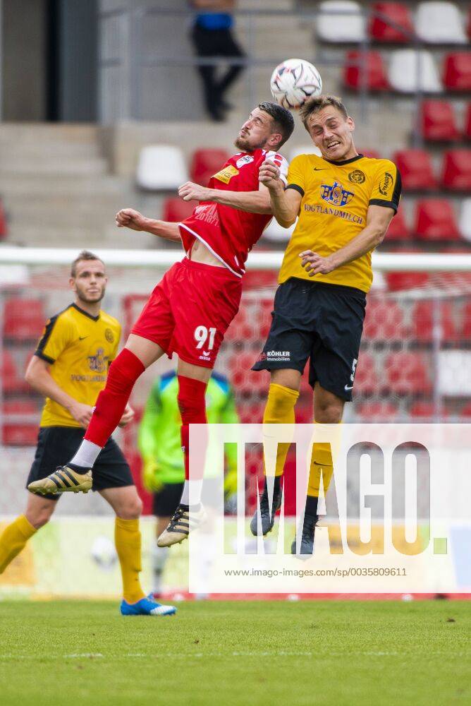 FUSSBALL REGIONALLIGA NORDOST -SAISON 2017 2018 - SPIELTAG 2 - ERFURT-AUERBACH 04 08 2018 - Erfurt: Quentin Fouley 37 (FC Rot-Weiß Erfurt) gegen Alexander Mattern 5 (VfB Auerbach) im Fussball-Regionalliga Nordost Spiel des FC Rot-Weiß Erfurt gegen den VfB Auerbach am 4. August 2018 im Steigerwaldstadion Erfurt. Gemäß den Vorgaben der DFL Deutsche Fußball Liga ist es untersagt, in dem Stadion und oder vom Spiel angefertigte Fotoaufnahmen in Form von Sequenzbildern und oder videoähnlichen Fotostrecken zu verwerten bzw. verwerten zu lassen. DFL regulations prohibit any use of photographs as image sequences and or quasi-video. _________________