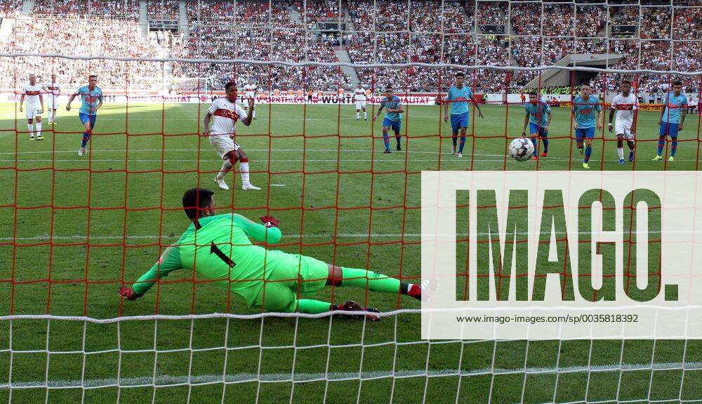 VfB Stuttgart - Atletico Madrid Deutschland, Stuttgart, 05.08.2018, Fussball, Bundesliga, Saison 2018 2019, Testspiel, VfB Stuttgart - Atletico Madrid: Daniel Didavi (VfB Stuttgart) trifft Elfmeter zum 1:0 gegen Antonio Adan (Atletico Madrid).