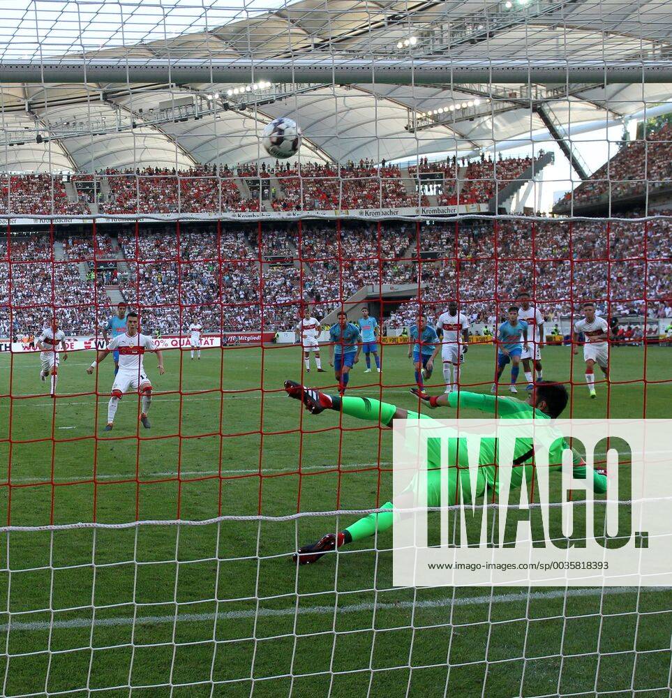 VfB Stuttgart - Atletico Madrid Deutschland, Stuttgart, 05.08.2018, Fussball, Bundesliga, Saison 2018 2019, Testspiel, VfB Stuttgart - Atletico Madrid: Erik Thommy (VfB Stuttgart) verschiesst Elfmeter.